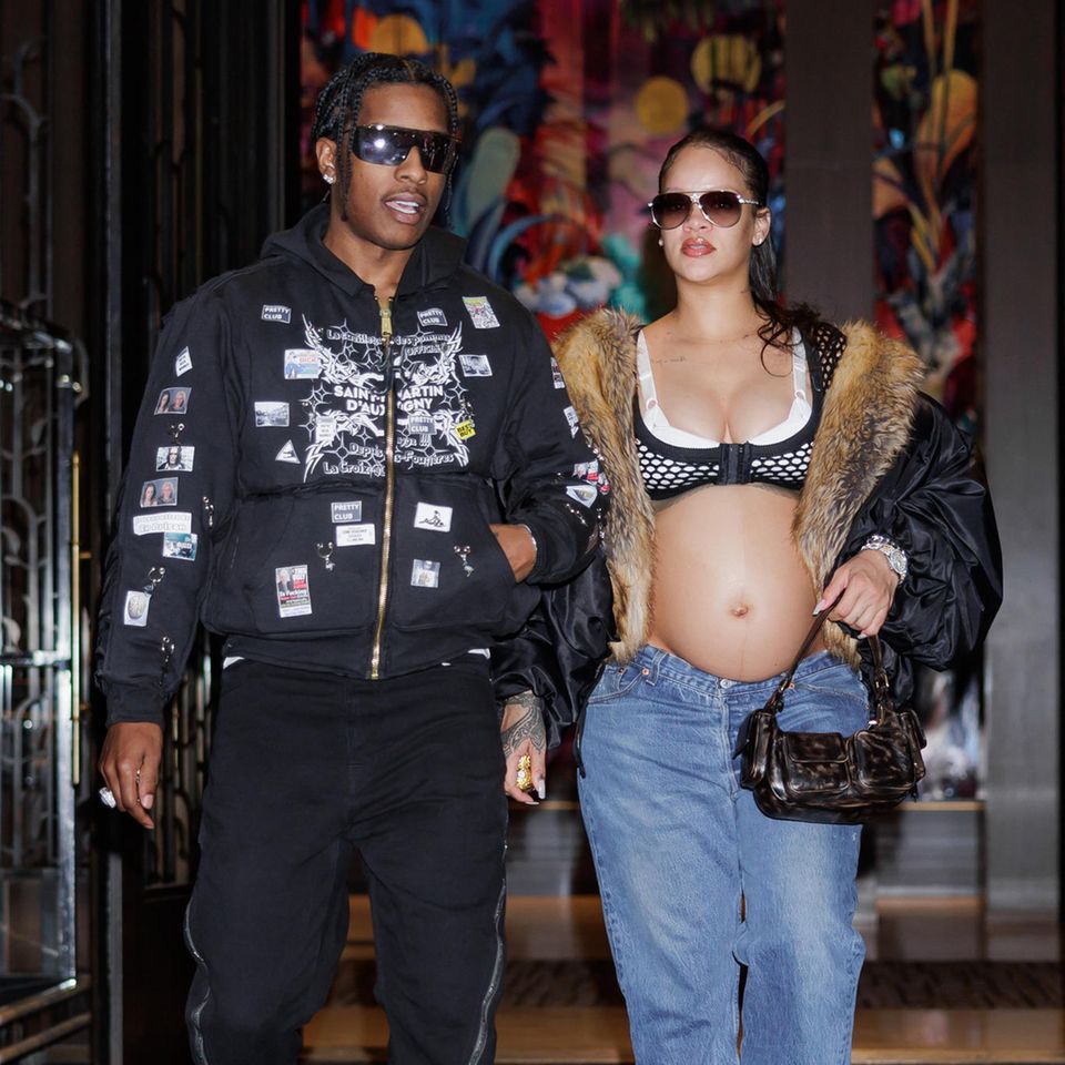 Ausgeklügelte Design-Entscheidung oder doch zu viel des Guten? Während Asap Rocky auf eine Statement-Jacke mit obszönen Stickern setzt, zeigt sich seine schwangere Freundin Rihanna im freizügigen Mesh-Crop-Top, das ihren Babybauch prominent in Szene setzt. Fake-Fur-Mantel, lässige Jeans und Boots machen ihren Streetstyle komplett. Ein süßes Accessoire, das wohl nicht lang hält: In ihrer rechten Hand hält die Sängerin etwas Schokolade.