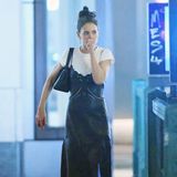 Katie Holmes oder doch Suri Cruise? Bei den neusten Bildern der Schauspielerin muss man zweimal hinschauen. Die Kombination aus schwarzem Negligé-Dress und weißem T-Shirt lässt Katie unheimlich jung und frisch aussehen. Ein Messy-Bun und schwarze Slides komplettieren den Look. 