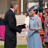 Die Princess of Wales hat sich für diesen besonderen Auftritt für einen Look aus dem Jahr 2019, das sie zuvor in Ascot getragen hatte, entschieden. Liebevoll kümmert sie sich um die geladenen Gäste. 