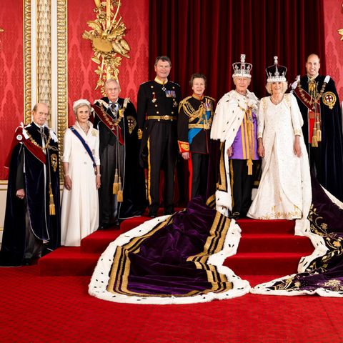 König Charles und Königin Camilla mit der Royal Family