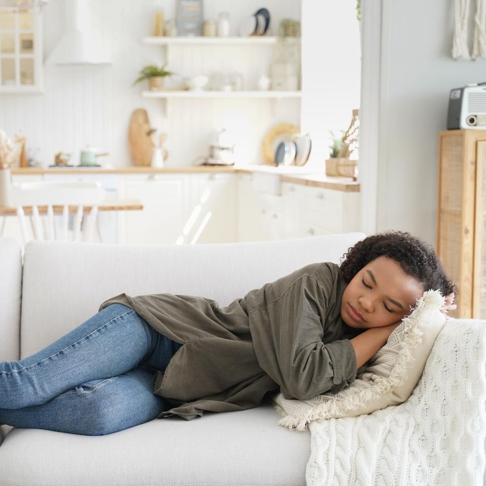 Frau schläft auf dem Sofa: Diese 4 Dinge passieren, wenn Sie täglich einen Mittagsschlaf machen