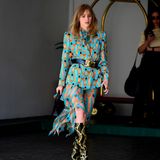 Stylisch, stylischer, Suki Waterhouse! Modische Fehltritte kommen bei der Schauspielerin nur selten vor. Auch in ihrem neuesten Look landet sie wieder einen Volltreffer – jedoch für einen stolzen Preis. Denn ihr wehendes Gucci-Kleid, das sie zum passenden Blazer und wilden Schlangenboots kombiniert, kostet über 4.000 Euro.