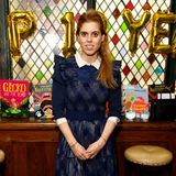 Kleid und Bluse? Bei Beatrice funktioniert die ungewöhnliche Kombination hervorragend, unter dem navyblauen Kleid von Hill House trägt die Prinzessin eine gleichfarbige Seidenbluse mit weißem Kragen von Zara.