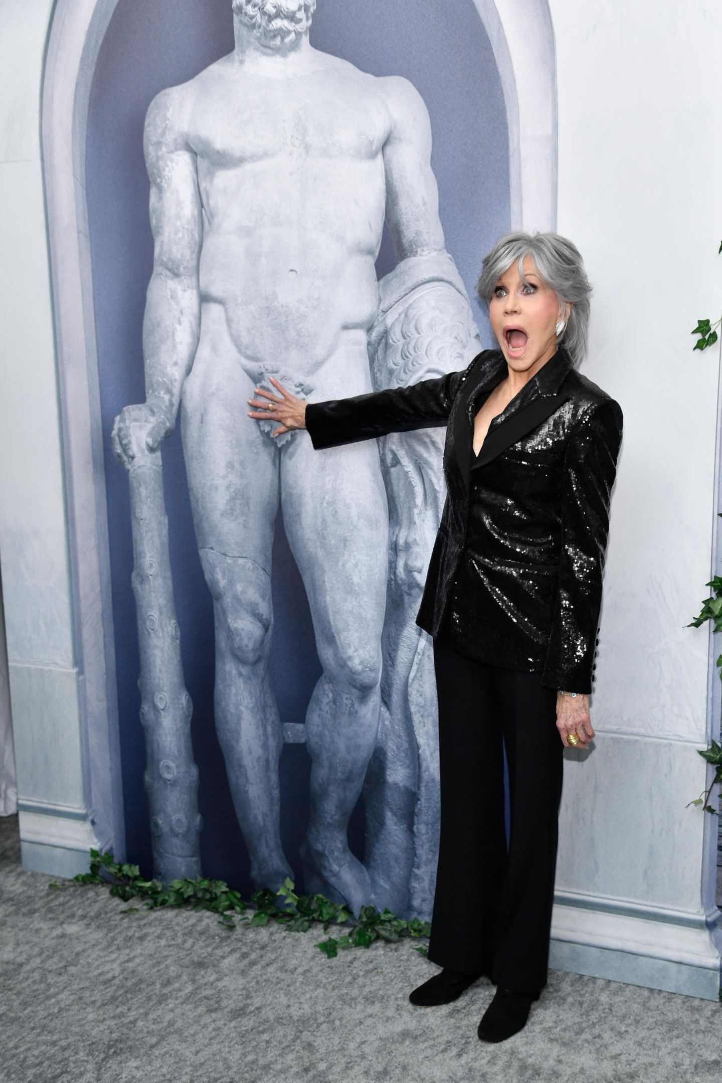 9. Mai 2023  Jane Fonda feiert am Dienstag die Premiere ihres neusten Films "Book Club: The Next Chapter" in New York. Die Schauspielerin hält die Presse mit einer lustigen Gestik auf Trab, wie man auf dem Foto unschwer erkennen kann. Sinn für Humor hat die 85-jährige Ikone jedenfalls. 