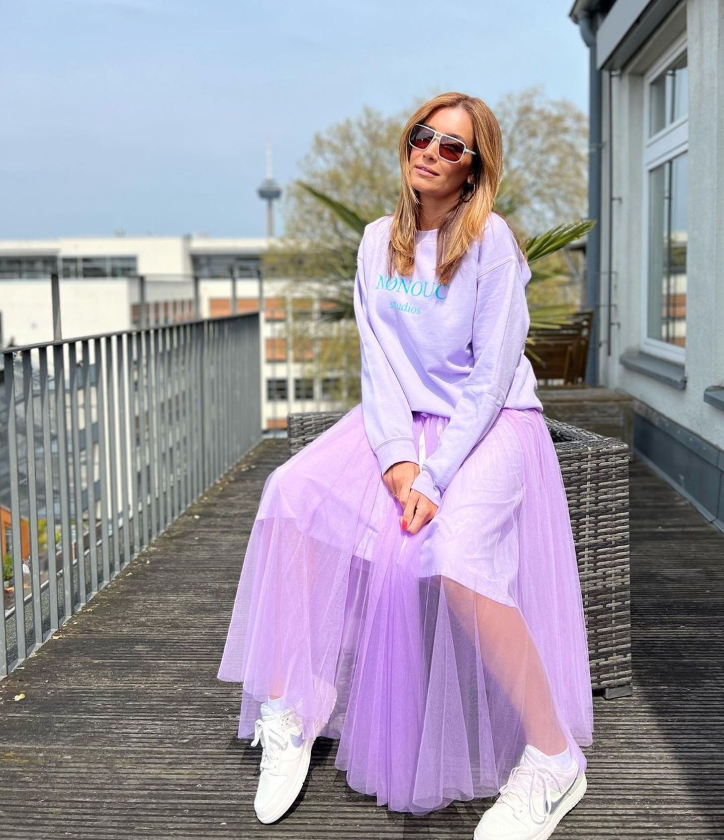 "Was ist mit Lila?", fragt Moderatorin Jana Ina Zarrella unter diesem Schnappschuss auf Instagram. Und tatsächlich zelebriert die schöne Moderatorin die Farbe in all ihren Facetten. Dabei mischt sie nicht nur kühle und warme Lilatöne, sondern auch zwei Stile miteinander. Während sie es mit einem Sweater sportlich hält, verleiht ihr der transparente Tüllrock verspielte Romantik. 