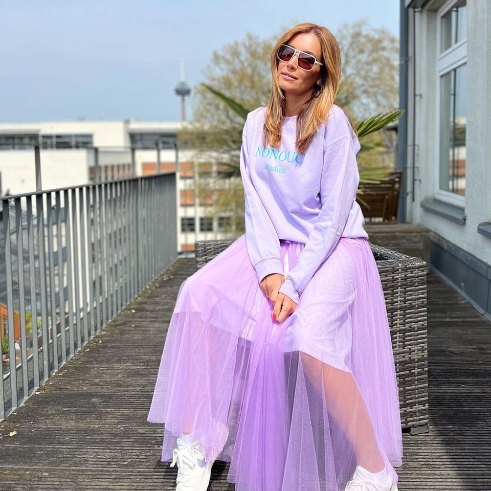 "Was ist mit Lila?", fragt Moderatorin Jana Ina Zarrella unter diesem Schnappschuss auf Instagram. Und tatsächlich zelebriert die schöne Moderatorin die Farbe in all ihren Facetten. Dabei mischt sie nicht nur kühle und warme Lilatöne, sondern auch zwei Stile miteinander. Während sie es mit einem Sweater sportlich hält, verleiht ihr der transparente Tüllrock verspielte Romantik. 