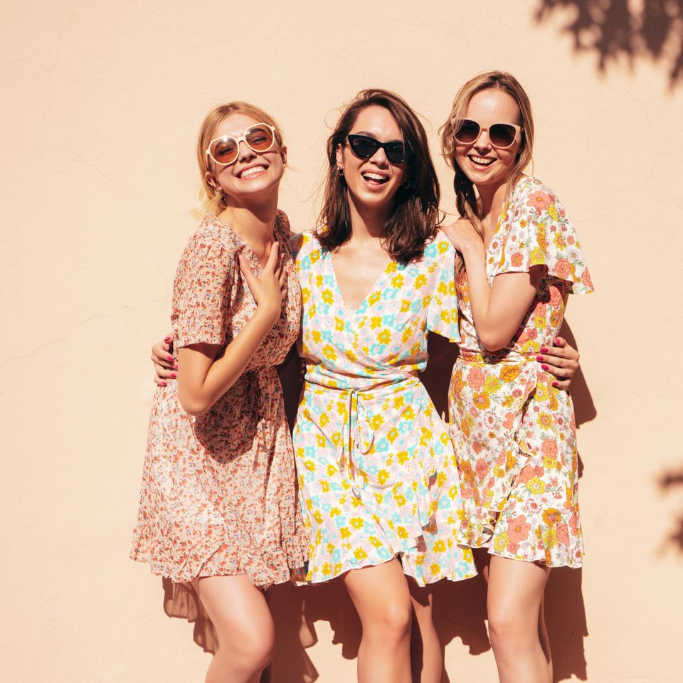 Sommerschuhe 2023: Drei Frauen posieren in Sommerkleidern vor einer hellen Wand