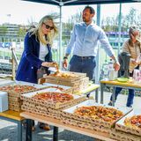 Für das leibliche Wohl ist ebenfalls gesorgt: Prinzessin Mette-Marit schnappt sich ein Stück Pizza, bevor die hungrigen Fußballspieler das Buffet stürmen. 