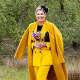 Gelb ist ihre Farbe! Beim Besuch des Milchviehbetriebs und Reithofs Bijl-Holwerda in Schiermonnikoog strahlt Königin Máxima mit ihrem Outfit um die Wette! Bei dieser cleveren Kombination kein Wunder: Während sie einen teureren Designer-Mantel von Natan Couture trägt, wählt sie darunter ein günstigeres Label: Ein Anzug von Zara bildet die Basis für ihren Hingucker-Look. 