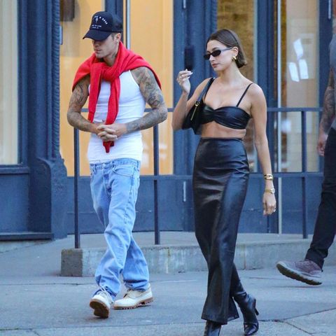 Für ein Dinner-Date in Tribeca kommen Justin und Hailey Bieber modisch nicht ganz auf einen Nenner. Während Hailey sich edgy im All-Over-Lederlook zeigt, setzt Justin auf Basics: Tiefe Baggy-Hose, ein weißes Tanktop und ein roter Pullover über den Schultern machen seinen Lässig-Style aus. Schlicht, aber so bleibt seine Hailey der Hingucker. 