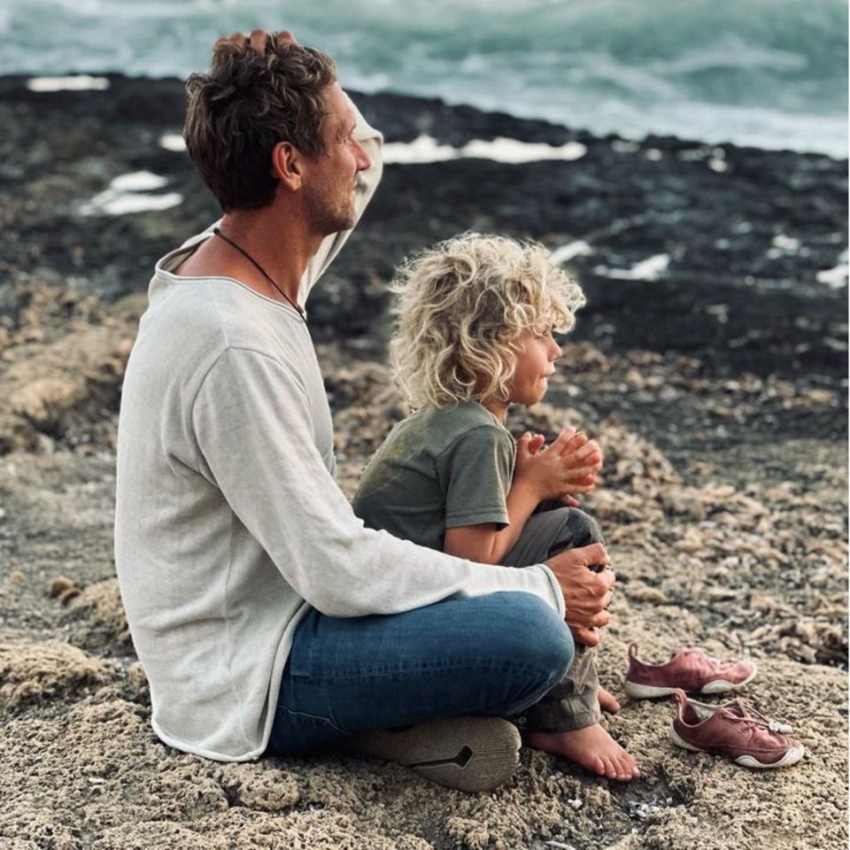 Peer Kusmagk war heute mit Sohn Emil-Ocean am Meer und teilt diesen schönen Vater-Sohn-Moment mit seinen Follower:innen auf Instagram. "Das Meer ist laut und wild heute. Emil-Ocean und ich erleben dieses Naturspektakel völlig unterschiedlich - Mich beruhigt und erdet diese gewaltige Kraft. Mein Sohn ist aufgeregt. Er saugt die Energie mit seinen ganzen Körper auf und lässt sie mit Freudensprüngen durch Bewegung wieder frei", kommentiert Peer sein Foto.