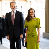 Königin Letizia erscheint zum Empfang im Buckingham Palast anlässlich der Krönung von König Charles in einem lindgrünen Viskose-Kleid von Victoria Beckham. Dazu kombiniert sie dunkelblaue Velours-Pumps von Margrit und eine Samt-Clutch, die ebenfalls in dunklem Blau gehalten ist. Sie ist nicht die erste Fashion-Queen, die dieses Kleid trägt. Wer hätte gedacht, dass die Letizia den gleichen Modegeschmack hat wie eine der Kardashian-Jenner-Schwestern...
