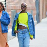 Im Neon-Pulli schlendert Lupita Nyong'o durch die Straßen New Yorks. Doch es ist nicht der knallige Farbklecks in ihrem Denim-Look, der alle Blicke auf sich zieht. Die Oscar-Preisträgerin hat sich von ihren Haaren verabschiedet und trägt neuerdings eine Glatze – mit der sie nicht cooler aussehen könnte.