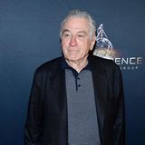 Robert De Niro  Der Oscarpreisträger gehört ebenfalls in die Riege der Alt-Väter. Mit 79 Jahren ist der Schauspieler im April 2023 zum siebten Mal Papa geworden. Er und Freundin Tiffany Chen sind seit der Geburt von Tochter Gia Virginia Chen De Niro "überglücklich", wie Medien berichten. 