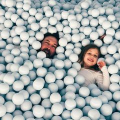 11. Mai 2023  Das sieht nach Spaß aus! Kate Hudson teilt auf Instagram neue Schnappschüsse ihrer Familie. Das Bild von Danny und Tochter Rani versunken im Bällebad ist dabei eines der absoluten Highlights. 