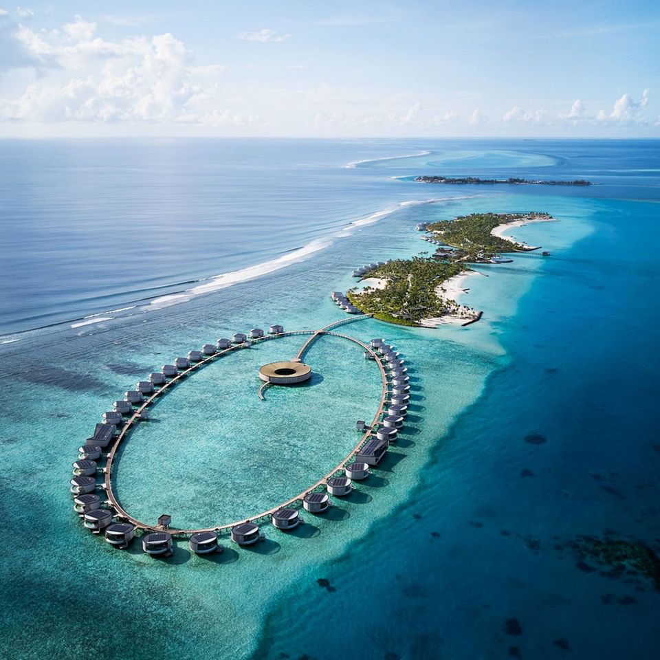 The Ritz-Carlton Maledives liegt mitten im Indischen Ozean.