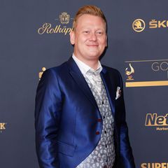 Bei der Verleihung der "Goldenen Henne" 2021 macht Knossi im Satin-Zweiteiler eine gute Figur. Sein Gesicht wirkt noch deutlich runder, was sich mit seiner Teilnahme bei "Let's Dance" ändern soll ...