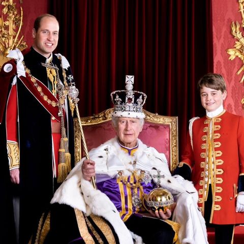 König Charles III (M.) umrahmt von seinen natürlichen Thronfolgern Prinz William (l.) und Prinz George.
