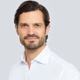 13. Mai 2023  Grattis! Prinz Carl-Philip feiert heute seinen 44. Geburtstag und der Hof gratuliert mit einem neuen Porträt. Aus dem jungen begehrten Royal von einst ist ein sympathischer, bodenständiger Mann und Familienvater geworden, dem auch die ersten grauen Barthaare gut zu Gesicht stehen.