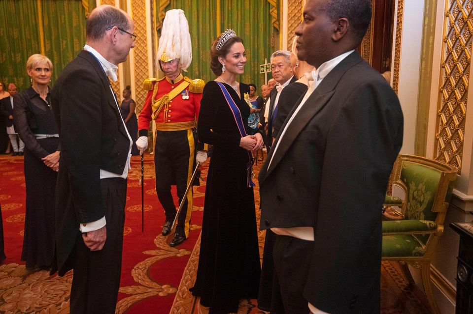 Catherine, Princess of Wales: Schon bei den Diplomatic Corps 2019 trug Catherine das Design von Alexander McQueen. Schon bei den Diplomatic Corps 2019 trug Catherine das Design von Alexander McQueen.