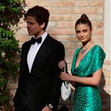 Taylor Hill ist für die Hochzeit von Olympiasieger Scotty James und Formel-1-Erbin Chloe Stroll nach Italien gereist. Zum besonderen Anlass wählt das Model ein smaragdgrünes Silkdress mit Punkten, das sie mit einer weißen Paillettentaschen und silbernem Schmuck kombiniert. Ihre Haare hat sie zu einem hohen Dutt zurückgebunden, bei zeitweise 27 Grad Außentemperatur in Venedig wahrscheinlich keine schlechte Idee.