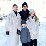 Wie die Mutter, so die Tochter! Bei den Feierlichkeiten zum Namenstag der Kronprinzessin zeigen sich Victoria und Tochter Estelle in passenden Teddyfellmänteln. Doch nicht nur das. Auch bei weiteren Elementen ihres Outfits sind sich die schwedischen Royal Ladys einig: Beide setzen auf einen schwarzen Rollkragenpullover sowie eine dunkle Jeans. 