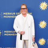 Auch Claudia Effenberg hat sich in Schale geschmissen. Sie setzt auf jede Menge Perlen und kombiniert gleich mehrere Perlenarmbänder sowie zwei Perlenketten. Dazu trägt die Designerin eine Paillettenhose, Statementbrille und Sneaker. 