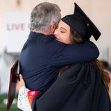 König Abdullah gratuliert seiner jüngsten Tochter mit einer innigen Umarmung zum erfolgreichen Uni-Abschluss. 
