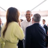 Während der Feier trifft das jordanische Königspaar auf Barack Obama, dessen jüngste Tochter Sasha ebenfalls ihren Abschluss an der Universität feiert. 