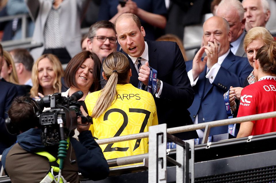 Prinz William gratuliert den Fußballerinnen von Chelsea und Manchester United zu einem gelungenen Spiel.