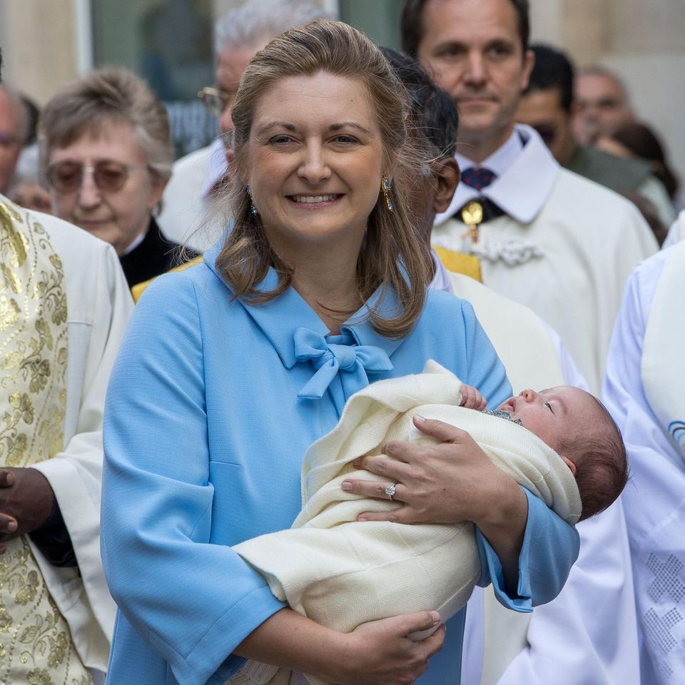 Für Prinz François ist es die erste Prozession. Auf den Armen von Mama Stéphanie wird der royale Nachwuchs durch die Straßen Luxemburgs getragen. 