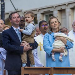Prinz Charles schaut sich das Geschehen zusammen mit Papa Erbgroßherzog Guillaume an. Ganz geheuer scheint dem kleinen Royal die Prozession nicht zu sein, mit großen Augen blickt er in die Menge. 