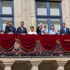Zum Abschluss der Oktav-Wallfahrt winken die Royals gemeinsam vom Balkon der Menge zu. 