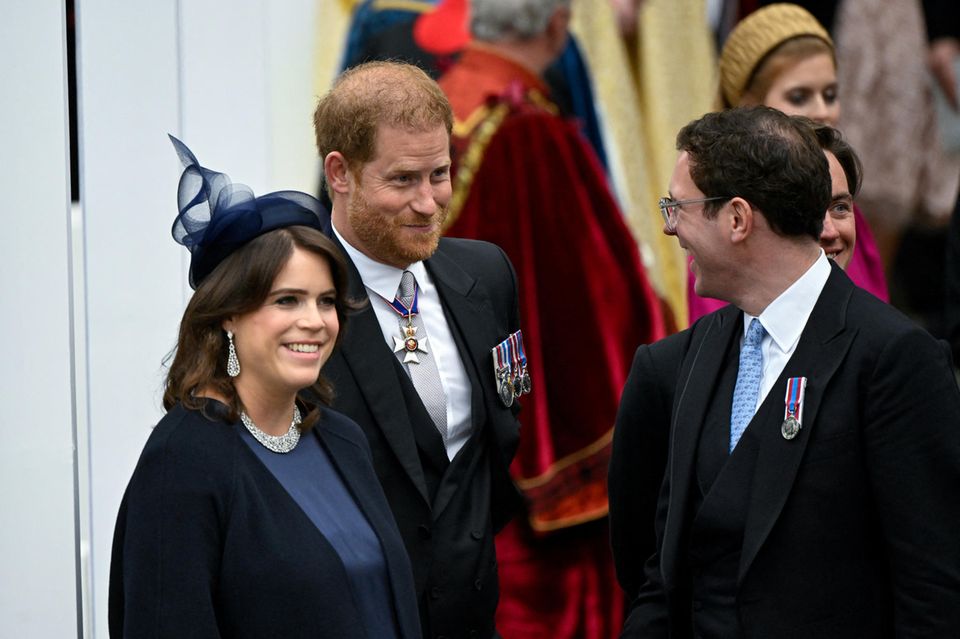 Prinzessin Eugenie und Jack Brooksbank mit Prinz Harry bei der Krönung am 6. Mai 