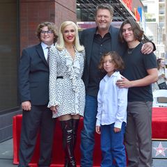 12. Mai 2023  Blake Shelton darf sich über einen Stern auf dem berühmten Walk of Fame in Hollywood freuen. Zur Enthüllungszeremonie bringt er nicht nur Ehefrau Gwen Stefani mit, sondern auch die Kinder der Sängerin – Zuma Nesta Rock Rossdale, Apollo Bowie Flynn Rossdale und Kingston Rossdale. Zusammen feiert die Patchwork-Familie hier die besondere Auszeichnung des Country-Sängers.