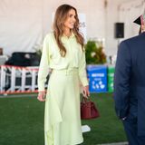 Königin Rania ist zusammen mit ihrem Mann für die Graduierungsfeier ihrer Tochter Prinzessin Salma nach Los Angeles geflogen. Vor Ort verzaubert die jordanische Königin in einem Designerkleid in der Farbe Honigmelone. Das Kleid von Brandon Maxwell kostet umgerechnet etwa 2000 Euro. Kombiniert mit einer Sonnenbrille von Gucci, der Sac de Jour Nano Bag von YSL und Pumps von Dior ergibt sich ein sehr stilvolles, aber auch kostspieliges Outfit. 