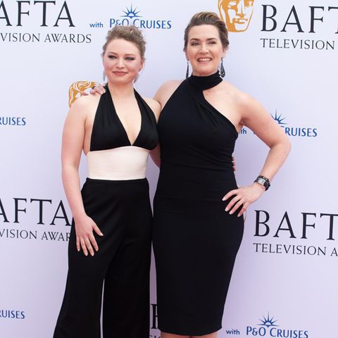 Freudentränen kullerten Kate Winslet bei den BAFTA TV Awards über die Wangen: Sie hat nicht nur eine Auszeichnung als beste Schauspielerin an dem Abend erhalten. Sie sei auch wahnsinnig stolz auf ihre Tochter Mia, die an der Seite der Schauspielerin für die Serie "I am Ruth" vor der Kamera stand. Mutter und Tochter zeigen sich auch optisch als Einheit, setzen beide auf elegante Looks in Schwarz. Während die 22-Jährige auf einen weit geschnittenen Jumpsuit mit farblich abgesetzter Taille und Neckholder-Schnitt setzt, wählt ihre Mama ein figurbetontes Midi-Kleid mit asymmetrischen Dekolleté.