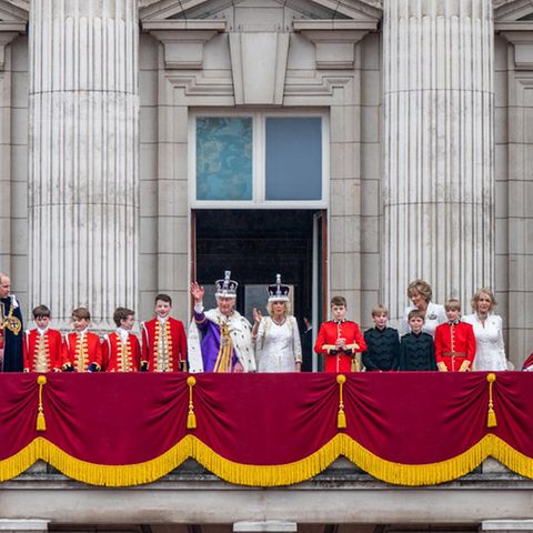 König Charles und Königin Camilla mit ihren Ehrenpagen und Ladies in Attendance auf dem Balkon des Buckinham Palasts
