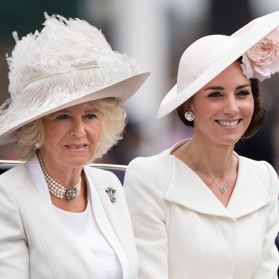 "Kate, Camilla und der schöne Schein": Königin Camilla (l.) und Catherine, Prinzessin von Wales.