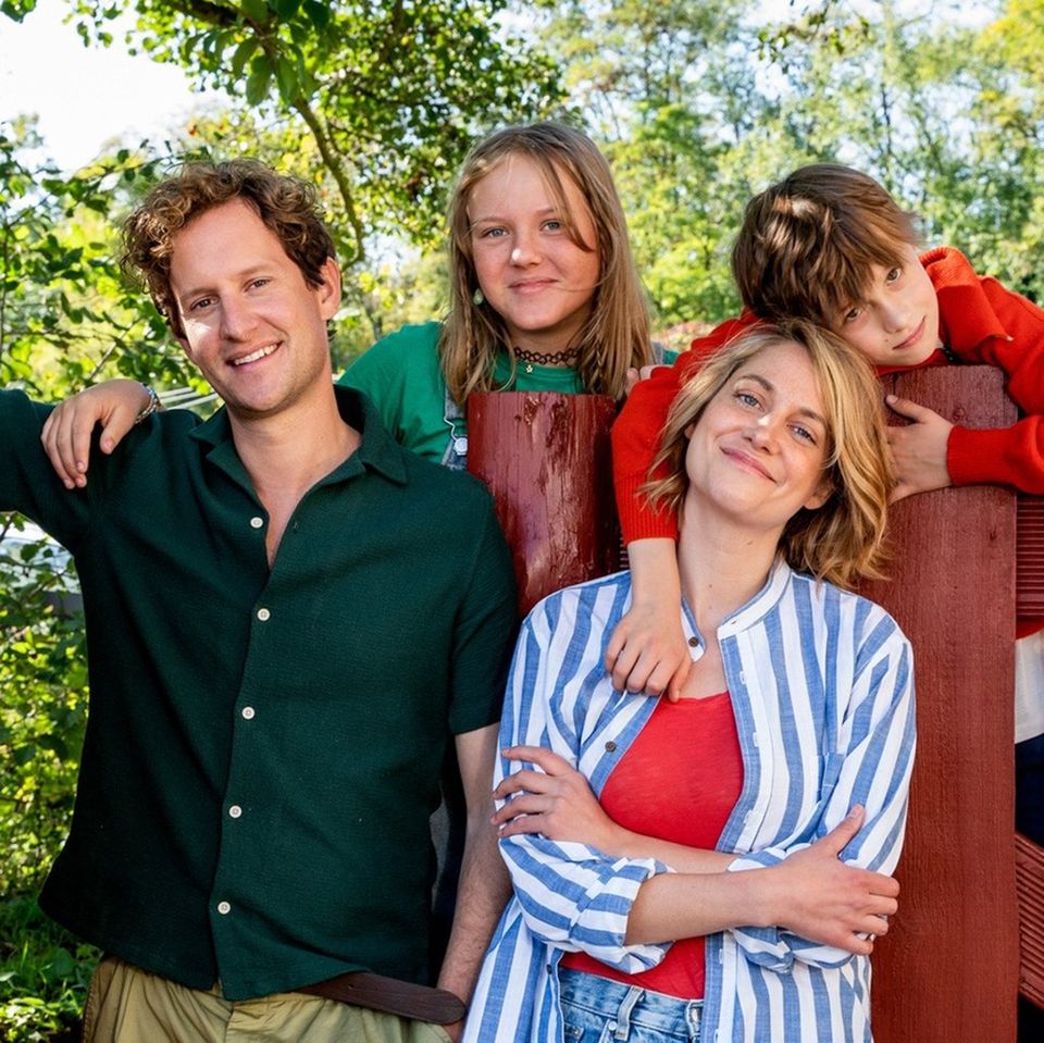"Familie Anders" (v.l.): Paartherapeut Fabian Anders (Moritz Treuenfels), Tochter Mathilda (Heidi Tebroke), Mama Paula (Bettin