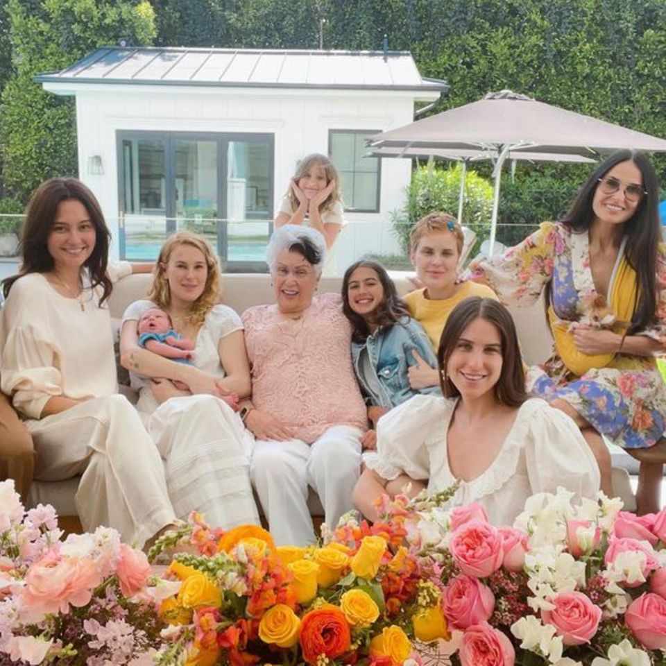 Mit diesem schönen Foto ehrt Emma Heming-Willis all die wundervollen Frauen in ihrem Leben. Zum Muttertag kommt die ganze Familie zusammen und feiert dieses Jahr besonders Stieftochter Rumer, die erst vor wenigen Wochen selbst Mama geworden ist.