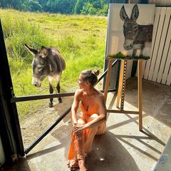 Elsa Pataky genießt einen ruhigen Nachmittag im eigenen Kunstatelier und bekommt dabei tierische Gesellschaft vom Hausesel. Tochter Indi hat den treuen Vierbeiner bereits auf einem Gemälde verewigt und das kann sich sehen lassen, wie wir finden. 