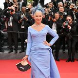Von Kopf bis Fuß im wahrsten Sinne des Wortes: Helen Mirren hat ihre Haare perfekt zu ihrem hellblauen Kleid abgestimmt.
