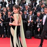 Auch Emilia Schüle ist an die französischen Riviera gereist und präsentiert sich in fließender Robe mit eleganter Schleppe.
