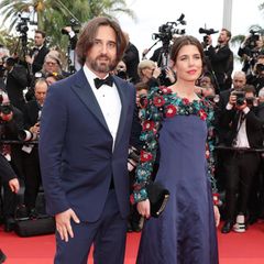 Charlotte Casiraghi zeigt sich gemeinsam mit Ehemann Dimitri Rassam auf dem roten Teppich der Filmfestspiele in Cannes. Während Charlotte auf ein mitternachtsblaues Kleid mit 3D-Blütenapplikation setzt, verzichtet Dimitrit zwar auf Blüten und Blumen, zeigt sich aber ebenfalls in dem dunklen Blauton.