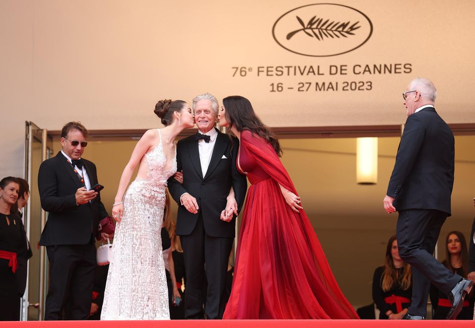 Ein Küsschen für Michael Douglas gibt es von Ehefrau Catherine Zeta-Jones und Tochter Carys Zeta Douglas am Eröffnungsabend der Filmfestspiele in Cannes.