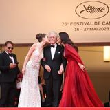 Ein Küsschen für Michael Douglas gibt es von Ehefrau Catherine Zeta-Jones und Tochter Carys Zeta Douglas am Eröffnungsabend der Filmfestspiele in Cannes.