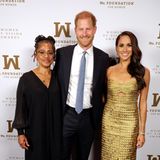 Am Krönungstag von König Charles fehlte Herzogin Meghan. Dafür überstrahlt sie beim prestigeträchtigen "Women of Vision Award" in New York alle. Sogar Mutter Doria Ragland ist neben Ehemann Prinz Harry mitgekommen. In ihrem luxuriösen 1800-Euro-Kleid der kolumbianischen Designerin und Klimaschützerin Johanna Ortiz nimmt Meghan einen Preis für ihr "lebenslanges Engagement für Frauen und Mädchen" entgegen. Auch ihre Accessoires wie Clutch, High Heels und Ohrringe schimmern im Goldton.