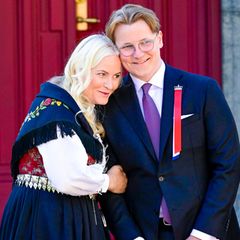 Was für ein liebevoller Moment: Prinzessin Mette-Marit schmiegt sich während der Feierlichkeiten an ihren Sohn Prinz Sverre Magnus. 