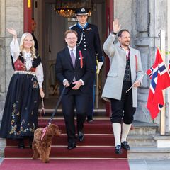 17. Mai 2023  Heute wird in Norwegen Nationalfeiertag gefeiert! Auch dieses Jahr begrüßt das Kronprinzenpaar zusammen mit Prinz Sverre Magnus den Kinderumzug von Asker auf Gut Skaugum. Normalerweise lässt sich Prinzessin Ingrid Alexandra dieses Event nicht entgehen, doch heute fehlt die norwegische Royal bei der traditionellen Begrüßung leider. 